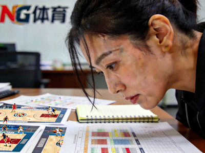NG体育资深篮球预测专家李娜在分析数据时的侧脸照